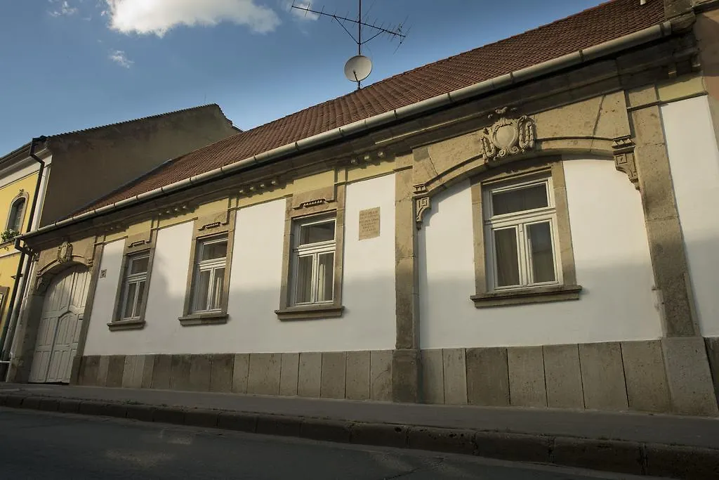 Plitzner Belvarosi Apartmanhaz Eger Apartment